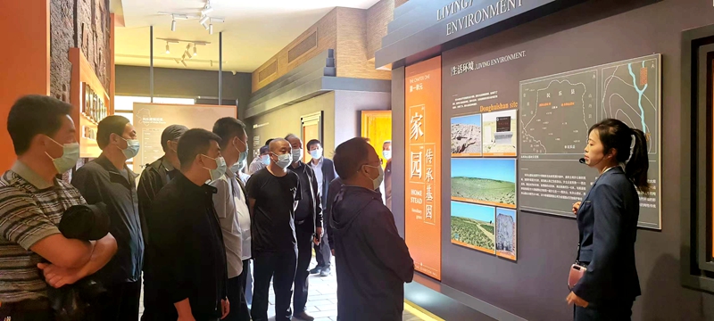 全县纪检监察干部观摩全县经济社会发展重点工作