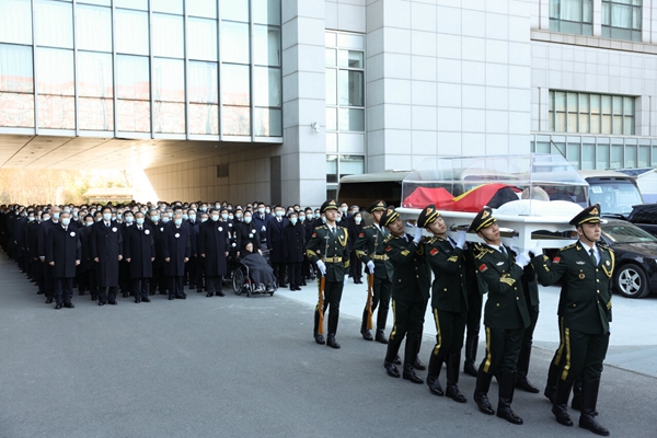 习近平等党和国家领导同志到医院为江泽民同志送别并护送遗体到八宝山火化