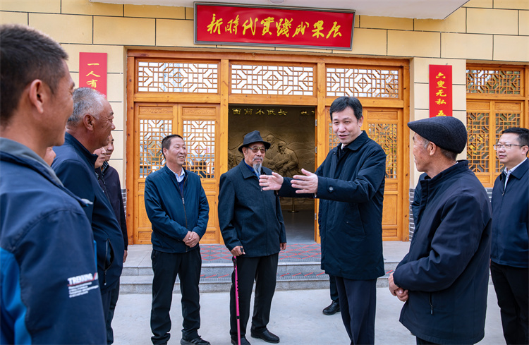 靳国卫在古浪县宣讲党的二十届四中全会精神